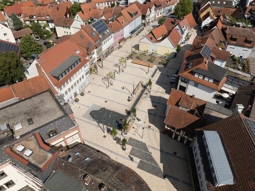 Blick von Westen über den Platz